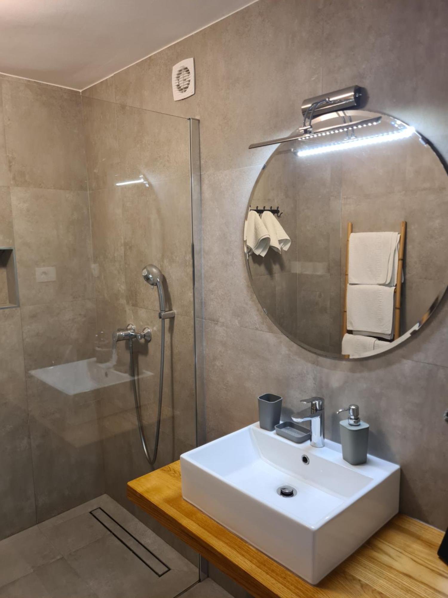Zara Apartment บานโจเล ภายนอก รูปภาพ